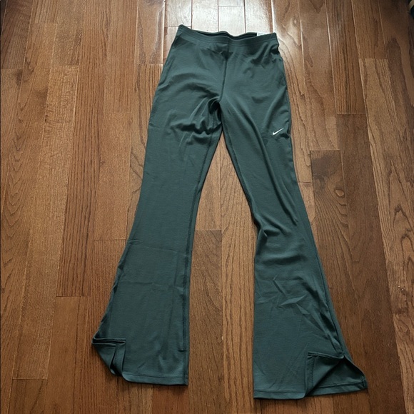 Nike Chill Knit Women's Tight Mini-Rib Flared Leggings green - Picture 3 of 6